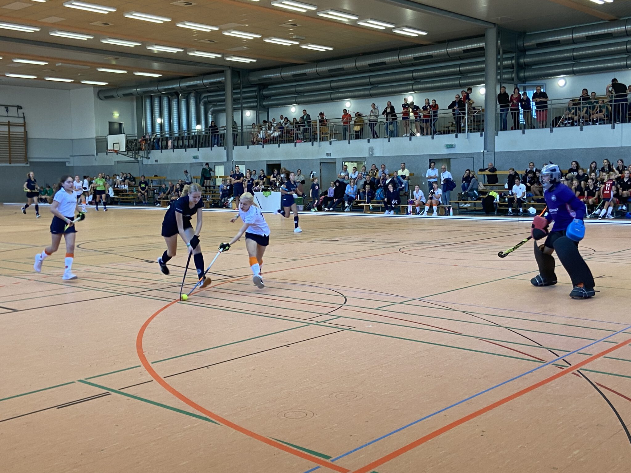 Bei den wU14, dem einzigen Wettbewerb, in dem die BTS mit zwei Teams antrat, schafften es beide Teams ins Halbfinale und mussten dort gegeneinander antreten. Ein Spiel, in dem es wegen der lautstark und durchgehenden anfeuernden U12-Spielerinnen hoch herging und das BTS 1 dank eines Tores von Paula Kurz (Foto) für sich entschied.